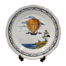 צלחת פאיינס צרפתית עתיקה מהמאה ה-19, מעוטרת ציורי יד של זוג גברים בכדור פורח