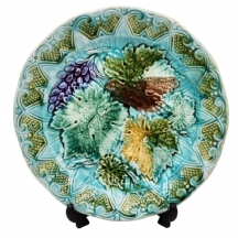 צלחת מג'וליקה (Majolica) צרפתית עתיקה ויפה מתוצרת 'Barbotine', מעוטרת בצביעת יד