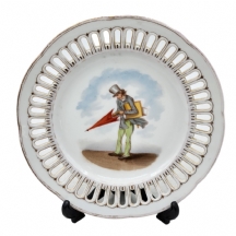 צלחת פורצלן גרמנית מתוצרת: 'פירקנהמר' (Pirkenhammer), מעוטרת בדמות גבר עם מטריה