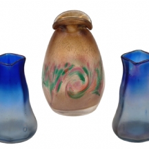 לוט של 3 כלי זכוכית בסגנון אר-נובו, עשויים זכוכית זרחנית (Iridescent Glass)