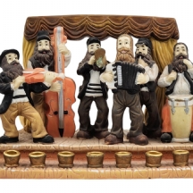 פסל פורצלן ביסקוויט בדמות כלייזמרים על בימת חנוכייה