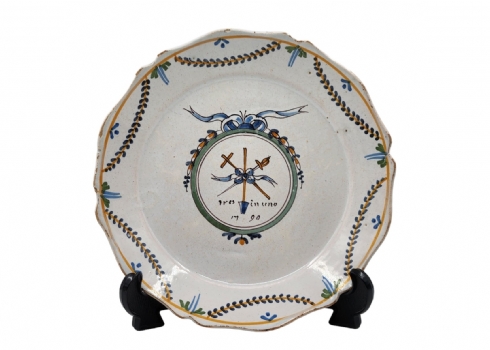 המלצת הכרוז - צלחת מיוליקה - Maiolica מהמאה ה-18 (משנת 1790)מעוטרת ציורי יד