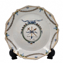 המלצת הכרוז - צלחת מיוליקה - Maiolica מהמאה ה-18 (משנת 1790)מעוטרת ציורי יד