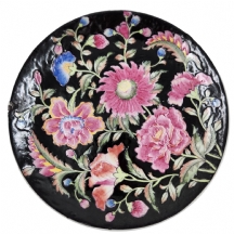 צלחת פורצלן סינית דקורטיבית, משפחה שחורה (Famille Noir) מעוטרת אמייל בצביעת יד