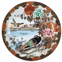 צלחת פורצלן 'קוטאני' (Kutani) עתיקה בת כמאה שנה, מעוטרת ציורי יד באמייל ובזהב