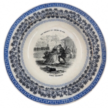 צלחת צרפתית עתיקה מהמאה ה-19, מעוטרת בהדפס מועבר ובכיתוב: 'Les voyages en chemin