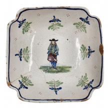 לאספנים - קערת פאיינס (Faience) צרפתית עתיקה מהמאה ה-19, יוצרה על ידי 'מוסטייה'