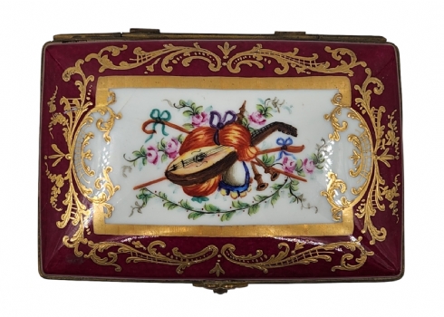 קופסת פורצלן צרפתית שולחנית, עתיקה ויפה, יוצרה בלימוג' (Limoges) ועשויה פורצלן