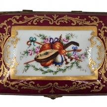 קופסת פורצלן צרפתית שולחנית, עתיקה ויפה, יוצרה בלימוג' (Limoges) ועשויה פורצלן