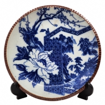 צלחת 'איגהזרה' (Igezara) יפנית עתיקה, עשויה פורצלן מעוטרת בהדפס מועבר בכחול