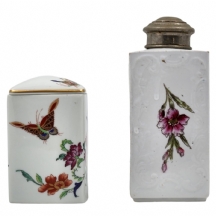 לוט של שני מיכלי תה עשויים פורצלן, מיכל תה עתיק מהמאה ה-19, ומיכל נוסף