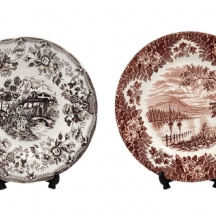 לוט של 2 צלחות ישנות שונות, דגמים ויצרנים שונים, מעוטרות בהדפסים מועברים