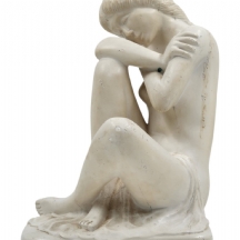 פסל דקורטיבי ישן בדמות ערום נשי יושבת, חתום