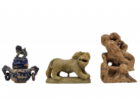 לוט של 3 חפצי נוי סינים עשויים אבני חן טבעיות כגון אבן שושאן ואבן סודלייט