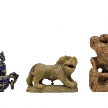 לוט של 3 חפצי נוי סינים עשויים אבני חן טבעיות כגון אבן שושאן ואבן סודלייט