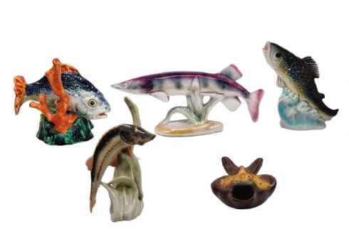 לוט של חפצי נוי ישנים שונים עשויים פורצלן וקרמיקה, מעוצבים בצורת דגים צבועים ביד