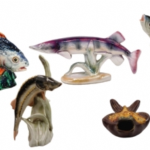 לוט של חפצי נוי ישנים שונים עשויים פורצלן וקרמיקה, מעוצבים בצורת דגים צבועים ביד