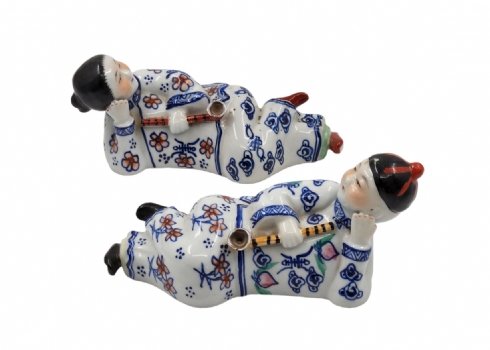 זוג פסלונים סינים דקורטיביים ישנים ויפים בדמות זוג נגנים, מעוטרים בצביעת יד