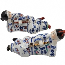 זוג פסלונים סינים דקורטיביים ישנים ויפים בדמות זוג נגנים, מעוטרים בצביעת יד