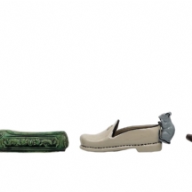 לוט של 4 חפצי נוי ישנים שונים בצורת נעלים, עשויים חומרים כגון מתכת וחרסינה