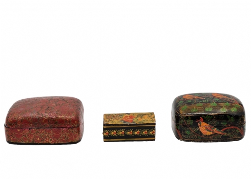 לאספני קופסאות - לוט של 3 קופסאות שולחניות ישנות, אחת פרסית ועוד שתיים הודיות