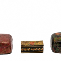 לאספני קופסאות - לוט של 3 קופסאות שולחניות ישנות, אחת פרסית ועוד שתיים הודיות