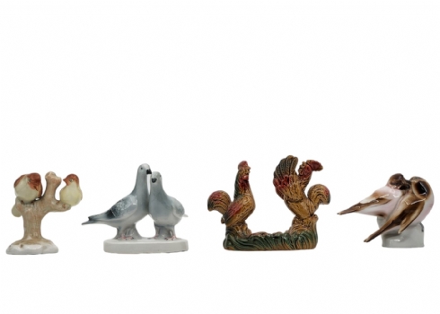 לוט של 4 חפצי נוי ישנים שונים עשויים פורצלן בדמות ציפורים, יצרנים ודגמים שונים