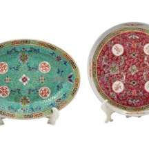 לוט של 2 כלי פורצלן סינים מדגם דגם 'אריכות החיים' (Mun Shou), מעוטרים באמייל