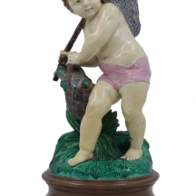 פסל אוסטרי (וינאי) עתיק עשוי מג'וליקה מתוצרת: 'Radler & Pilz, Wien'