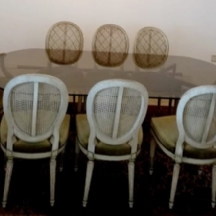 מערכת ריהוט לחדר אוכל הכוללת שולחן ושמונה כסאות, עשויים עץ וריפוד בד