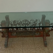 שולחן קפה עשוי מ: 'Cascia di fuso' עתיק מסיציליה ועליו משטח זכוכית.