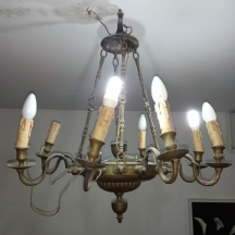 נברשת תקרה עתיקה מהמאה ה-19 שהייתה במקור לנרות ועברה הסבה לחשמל