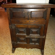 כוננית עץ ישנה בסגנון ספרדי עתיק