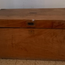 תיבת מסעות עתיקה ויפה עשויה עץ