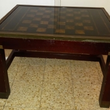 שולחן שחמט ישן ודקורטיבי עשוי עץ פליז ולכה