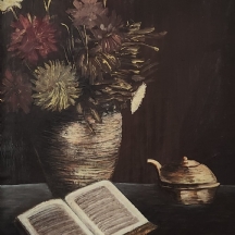 'טבע דומם עם כד פרחים קומקום וספר' - ציור ישן, שמן על בד חתום בחתימה לא מפוענחת