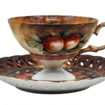 ספל פורצלן עתיק ותחתית תואמת, מעוטרים בשילוב של הדפס וצביעת יד באמייל ובזהב