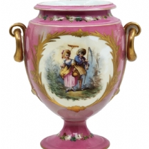 אגרטל פורצלן צרפתי עתיק בסגנון 'סוורה' (Sevres), מעוטר ציורי יד בדמות ילדים