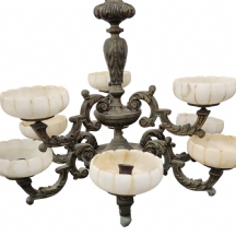 מנורת ברונזה עתיקה, גדולה ומפוארת (מאסיבית וכבדה במיוחד), אהילים עשויים אלבסטר