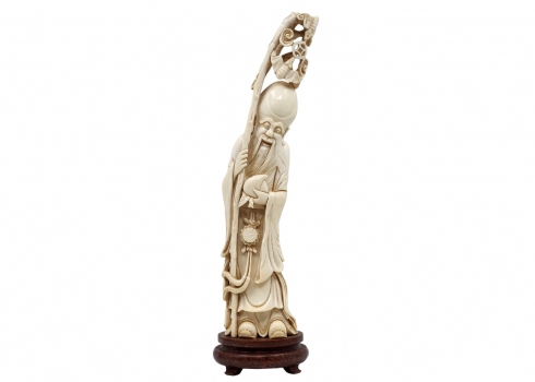 פסל מגולף של חכם סיני מחזיק אפרסמון