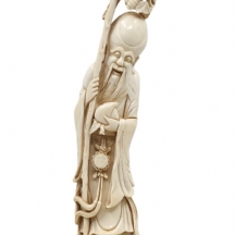 פסל מגולף של חכם סיני מחזיק אפרסמון