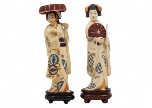 זוג פסלים יפנים בדמות נשות חצר, מגולפים בעבודת יד