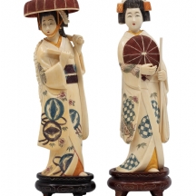 זוג פסלים יפנים בדמות נשות חצר, מגולפים בעבודת יד