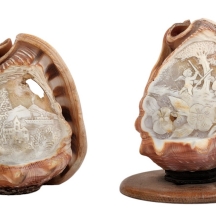 לוט של 2 קונכיות טבעיות, מעוטרות בעבודת קמאו איטלקית