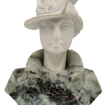 פסל שיש דקורטיבי בדמות אצילה