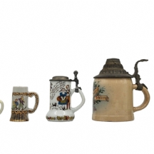 לוט של 6 קישוטים בצורת קנקני וכוסות בירה, עשויים קרמיקה, פורצלן ומתכת