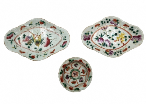 לוט של 3 חפצי פורצלן סינים עתיקים  'משפחה ורודה (Famille rose), מעוטרים ציורי יד