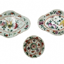 לוט של 3 חפצי פורצלן סינים עתיקים  'משפחה ורודה (Famille rose), מעוטרים ציורי יד