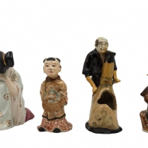 לוט של 4 פסלונים סינים ישנים דקורטיביים, עשויים חרסינה ופורצלן