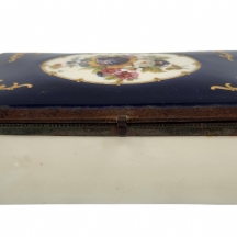 קופסת קרמיקה מעוטרת בהדפס פרחוני